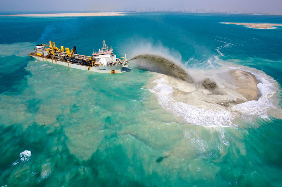 1-填沙中的棕櫚島-2Sand-fill-was-poured-onto-the-deep-seabed-for-create-Palm-Jumeirah.jpg